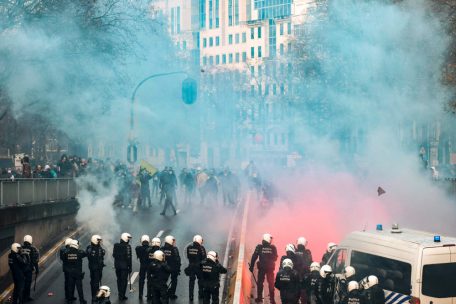 Niederlande/Belgien / „Orgie der Gewalt“ bei Protesten gegen Corona-Maßnahmen