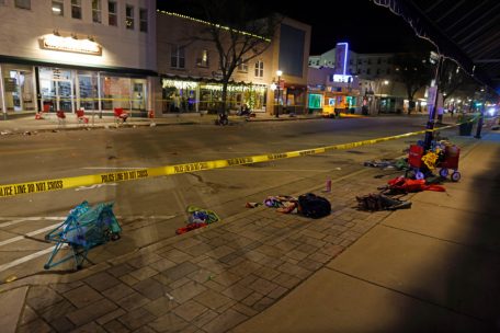 Amokfahrt / Auto fährt in Menschenmenge: Mehrere Tote bei Straßenparade in USA 