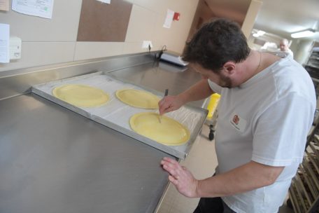 Handarbeit beim Königskuchen, den es in der Patisserie Cayotte nur zum Dreikönigstag Anfang Januar gibt