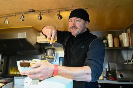 Auch für Schausteller wie Paulo Paulazzolu gilt seit Mittwoch das 3G-Prinzip