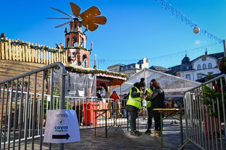 Krëschtmoart / Nun also doch: Erster Tag mit Covid-Check auf dem Escher Weihnachtsmarkt