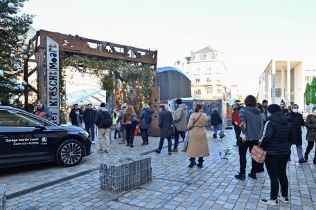 Die Schlangen vor den Eingängen waren in der Mittagspause am Mittwoch überschaubar, der Einlass schien reibungslos abzulaufen