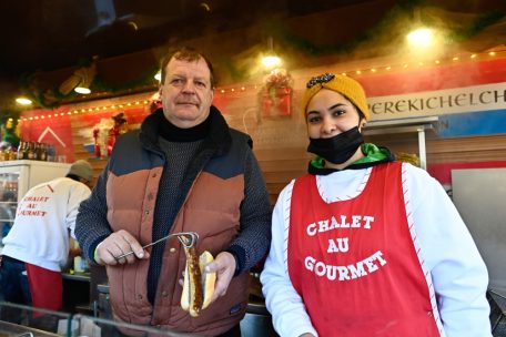 Gast Schmol freut sich darüber, mit seinen Buden überhaupt auf Weihnachtsmärkten sein zu können