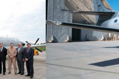 Minister Schneider mit CAE-Mitarbeitern und Luxemburger Abgeordneten im Oktober 2015 auf Sizilien – dieselbe Maschine ist wenige Monate später in Ägypten stationiert