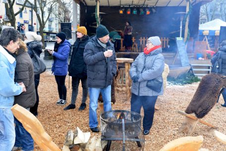Kommt einem tatsächlich fast vor, als sei es im Mittelalter gewesen: ungezwungenes Beisammensein auf dem Weihnachtsmarkt in der Saison 2017/2018
