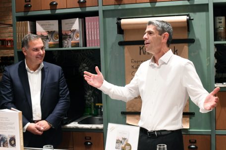Koch Carlo Sauber und Editions-Schortgen-Geschäftsführer Miguel Fernandes bei der Vorstellung des neuen Kochbuchs „Ketty Thull – Heimatgefühle“