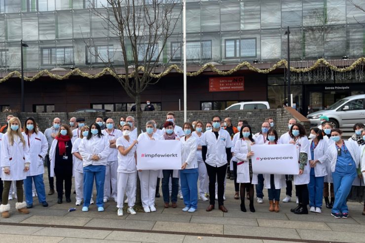 #impfewierkt / Luxemburger Ärzte und Pflegekräfte legen Schweigeminute gegen Falschinformationen ein