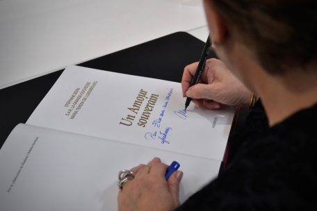 Großherzogin in Esch / Die etwas andere Autogrammstunde: Signiert, Maria Teresa