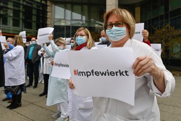 Covid-19 / Schweigeminute der weißen Kittel: „Die Gefahr ist real – das Virus tötet Menschen!“