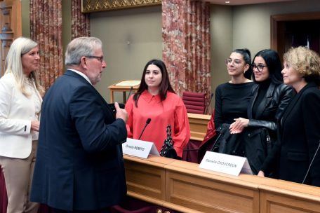 Nancy Kemp-Arendt et Mars di Bartolomeo avaient accueilli les quatre pétitionnaires en faveur d’une dispense de travail pour les règles (d.g.à d.: Miriana Angelillo, Kelly Gomes Carvalho, Ornella Romito et Danielle Choucroun) à la Chambre des députés le 6 octobre