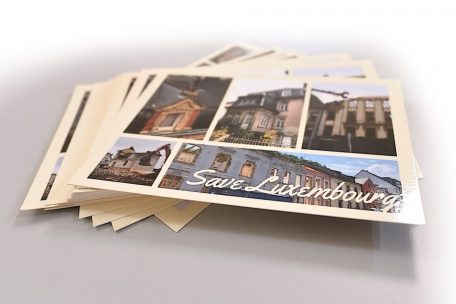 Les cartes postales distribuées dans les boîtes aux lettres par le groupe „Luxembourg under destruction“ en 2020 pour inviter à la signature d’une pétition contre la destruction du patrimoine bâti