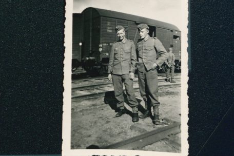 Henri S. (r.) mit einem Wehrmachtkameraden. Aufgenommen in Wilna (Vilnius), 1943. Fotograf unbekannt. 