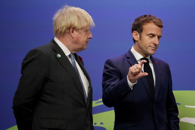 Flüchtlingsdrama / Im Streit zwischen Paris und London nennt Macron Johnsons Twitter-Offensive „unseriös“