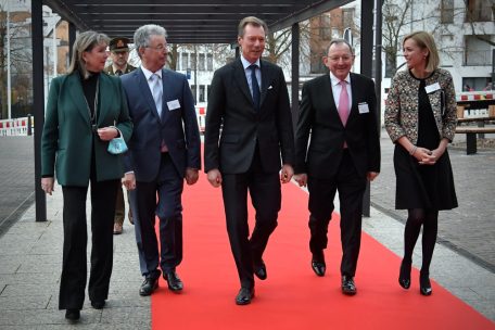 Lydie Polfer (Bürgermeisterin der Stadt Luxemburg), Syvicol-Präsident Emile Eicher, Grand-Duc Henri, Fernand Etgen (Chamber-Präsident) und Innenministerin Taina Bofferding