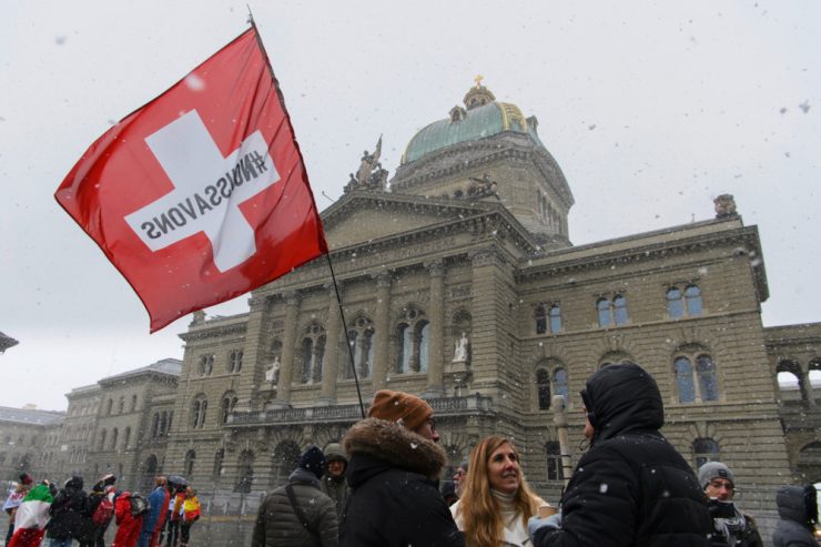 Begleitet von Protesten / Klare Mehrheit in der Schweiz stimmt für Covid-19-Gesetz