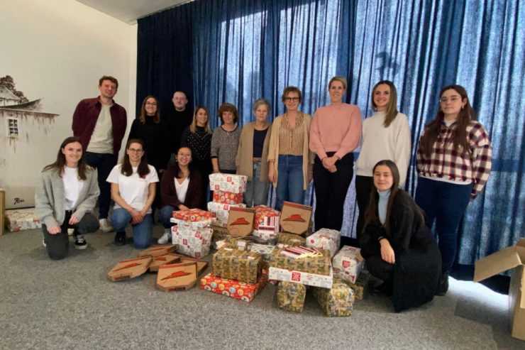 Petingen / Die fleißigen Helfer des Kleeschen: „Association Narin“ verpackt mehr als 300 Geschenke für bedürftige Kinder