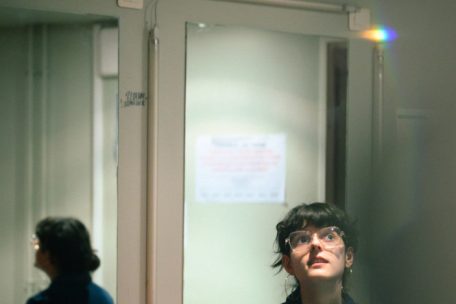 C’est Karma im Pariser „Trois Baudets“