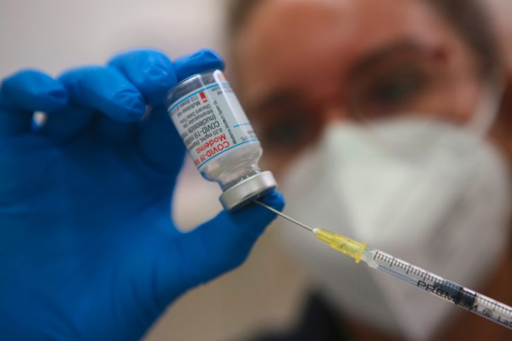 Corona-Variante / „Das wird nicht gut“: Moderna-Chef schätzt Impfstoffe bei Omikron als weniger wirksam ein