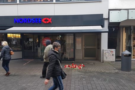 In den Wochen nach der Tat prägten über die Fußgängerzone verteilte Gedenkorte das Bild (Archivbild)