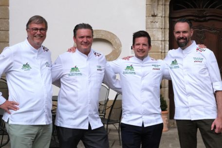 Das Treppchen der „We’re Smart World Awads 2021“ (v. l.): Gründer Frank Fol, Michaël Vrijmoed aus Belgien auf dem 3. Platz, René Mathieu aus Luxemburg und zum zweiten Gewinner weltweit, sowie Emile Van der Staak aus den Niederlanden
