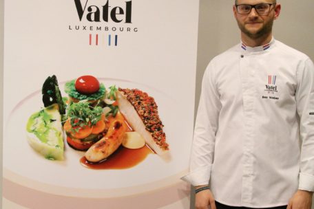 Präsident Ben Weber und sein Team formieren für die Zukunft ein neues Nationalteam. Hier vor dem neuen Verbandslogo von Virginie Masson.