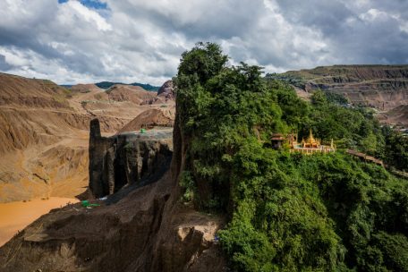 „Temple and Half-Mountain“: Au Myanmar, l’exploitation d’une mine de pierre de Jade met en péril un temple bouddhiste. Deuxième prix Photo isolée dans la catégorie „Environnement“