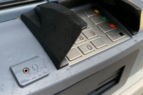 Wenn auf dem Feld zur Codeeingabe an beispielsweise Bankautomaten die Blindenschrift fehlt, fällt es einem Menschen mit Sehhandicap schwer, den eigenen Code richtig einzugeben