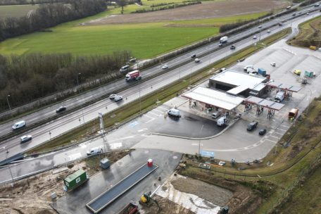 Mobilität / Neue Tankstelle an der A4 öffnet bald – ohne Ladestationen für E-Autos