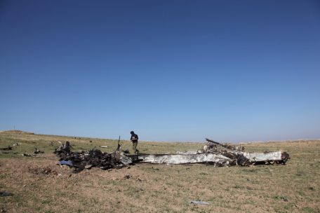 Begutachtung eines abgeschossenen Fluggeräts in Bergkarabach: Andauernde Drohnen-Angriffe zermürbten die Moral der armenischen Soldaten