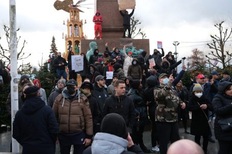 Einige vermummte Demonstranten, die aufs „Monument du Souvenir“ stiegen, trugen ihre Maske wohl nicht zum Schutz vor Covid 