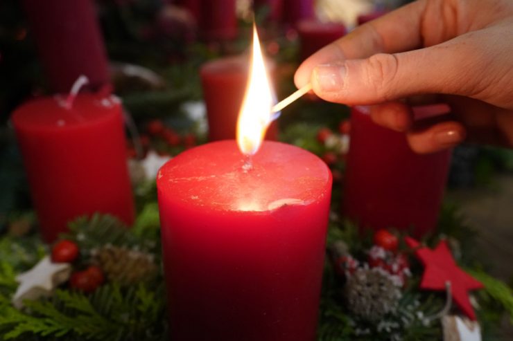 Weihnachten / Für eine besinnliche Zeit: Vorsicht bei Kerzen und Co. 