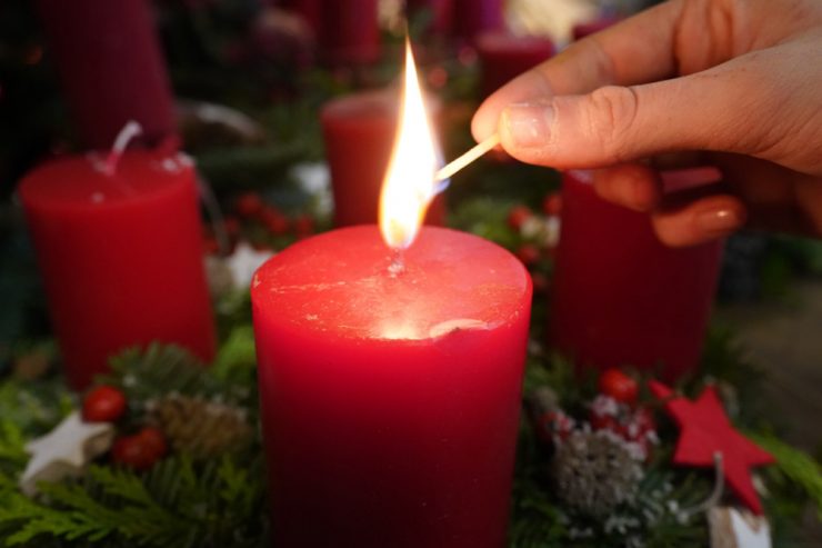 Weihnachten / Für eine besinnliche Zeit: Vorsicht bei Kerzen und Co.