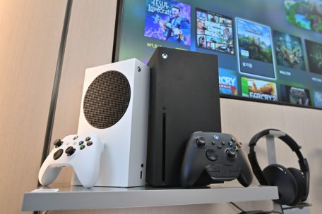Unverhofft ein cleverer Schachzug von Microsoft: Die Series S (l.) ist nicht so aufwendig in der Herstellung wie das etwas leistungsstärkere Schwestermodell Series X in Schwarz und deshalb fast überall erhältlich