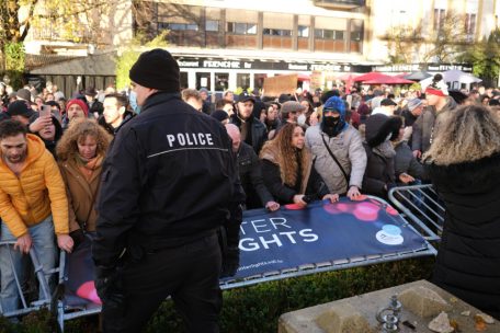 Faktencheck / Wem das zerkratzte Auto vor Premierminister Bettels Haustür gehört