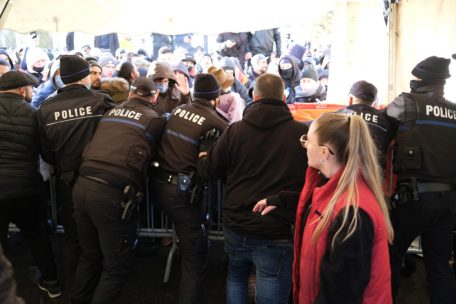 Das Polizeiaufgebot wurde noch mal angepasst und deutlich verstärkt. Die Szenen vom vergangenen Wochenende sollen sich nicht wiederholen.