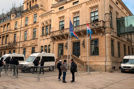 Die Polizei ist am Samstagmittag mit einem Großaufgebot vor Ort. Die Zugangstreppe des Parlaments ist abgeriegelt. 