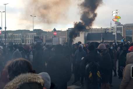 Manche Protestteilnehmer versuchten über die Avenue de la Porte Neuve in die Innenstadt vorzudringen