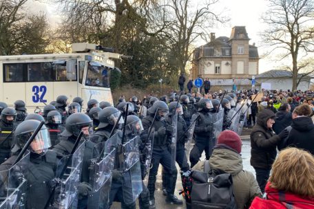 Die Demonstranten wurden zurück zum Glacis gedrängt. Dabei kam auch der Wasserwerfer der belgischen Polizei zum Einsatz, der – entgegen Gerüchten in den sozialen Netzwerken – nicht mit abgelaufenem Impfstoff gefüllt war.