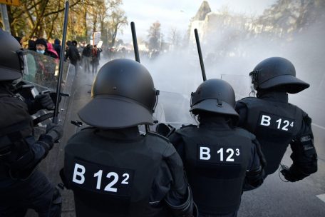 Die mit „Riot Gear“ ausgestatteten Beamten wurden unter anderem mit Feuerwerkskörpern angegriffen, während andere Teilnehmer bengalisches Feuer und Rauchbomben zündeten