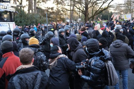 Die Demonstranten näherten sich hart den Polizeibeamten