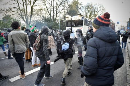Die Menschen drückten und zerrten an den Schilden