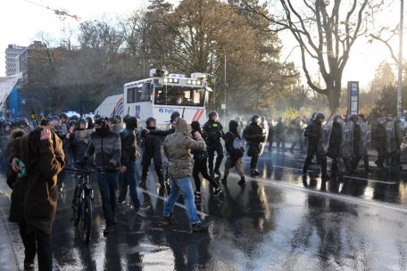 Die meisten Menschen liefen vor dem Wasserwerfer weg
