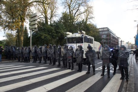 Polizeiriegel vor dem Wasserwerfer der belgischen Kollegen