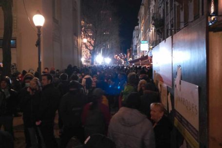 Danach bewegten sie sich zur Place d’Armes, wo die Polizei bereitstand