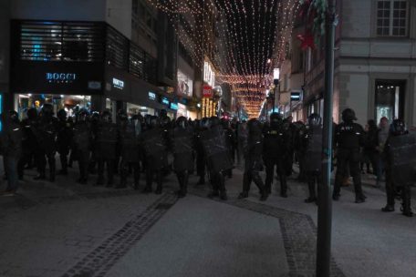 Während die Menschenmasse durch die Innenstadt zog, blockierten die Polizisten immer wieder den Rückweg