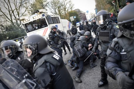 Eine der ersten Festnahmen beim versuchten Durchbruch in die Innenstadt