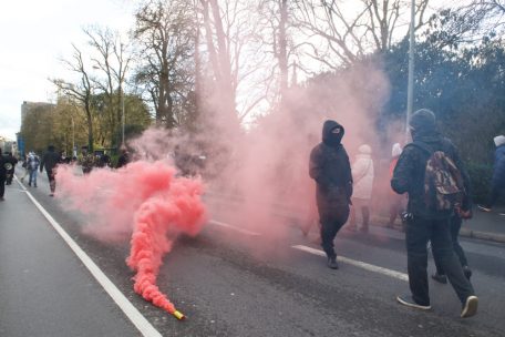 Während des Protestes wurden immer wieder Rauchfahnen eingesetzt, deren Rauchschwaden sich auf die Szenerie legten