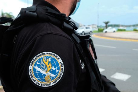 Ein Gendarm wacht in Noumea über den Wahlablauf
