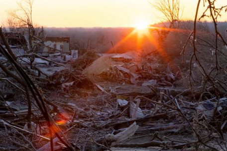 Dawson Springs: Trümmer und Überreste von Häuser, die durch einen Tornado zerstört wurden.