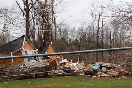 Dickson Co.: Blick auf ein Haus, nachdem es von einem Tornado zerstört wurde.